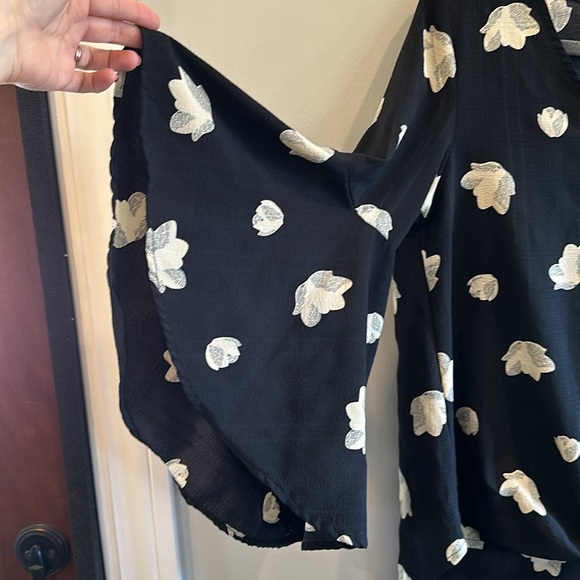 Women’s size medium tulip sleeve tie-front top. - Picture 2 of 4